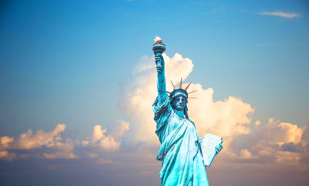 Die Freiheitsstatue in New York, USA, kann man sich als Tourist besuchen, wenn man z.B. die Einreisegenehmigung ESTA bei VisumTravel beantragt hat.