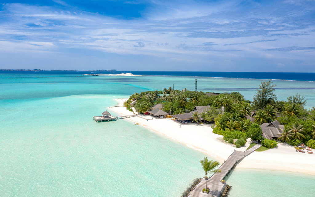 Ein Strand auf den Malediven, den Touristen mit einer elektronischen Einreisegenehmigung (International Traveller Declaration) für die Malediven besuchen können.